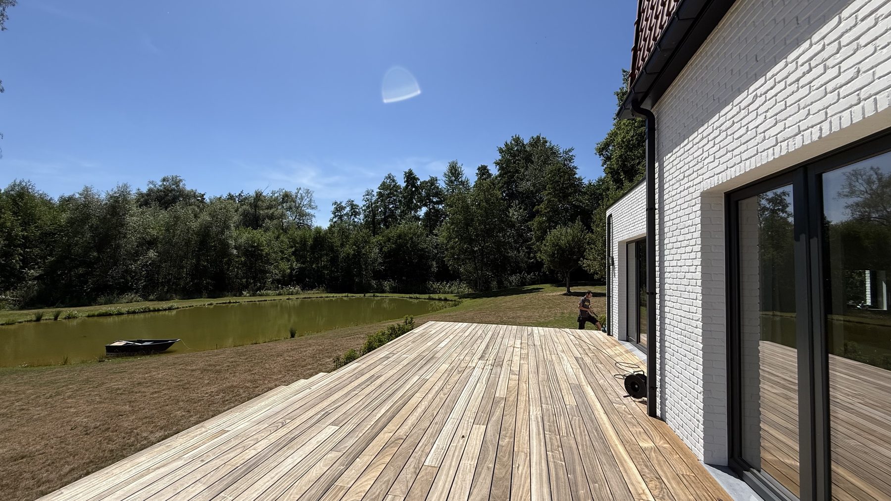 Après : Terrasse en ipe : à gauche l'ossature aluminium sur plots, à droite les lames posées