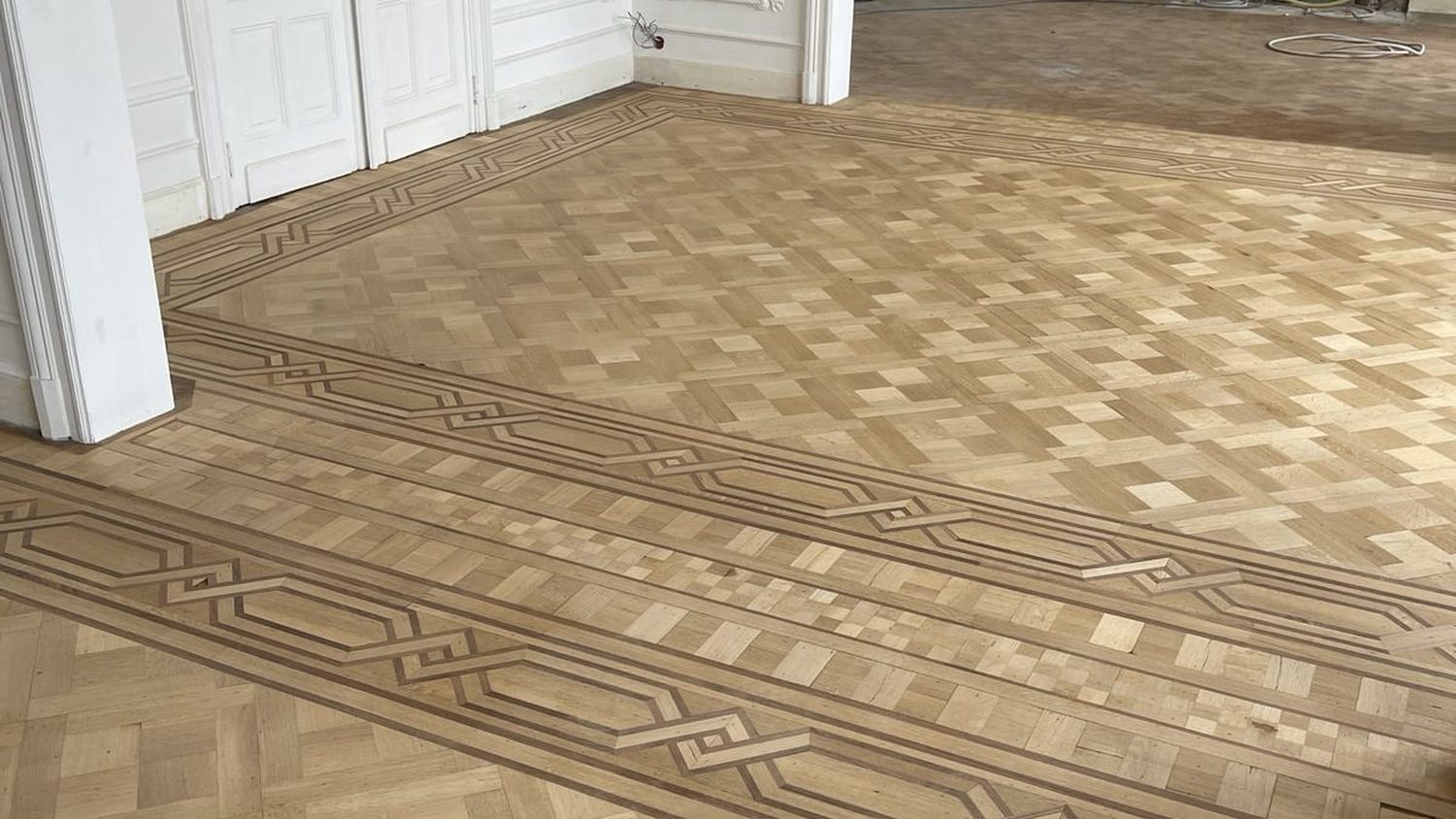 Parquet ancien à frise décorative, après ponçage et finition