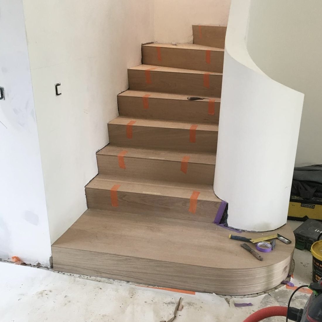 Escalier en cours d'habillage, marches en chêne repérées au marqueur