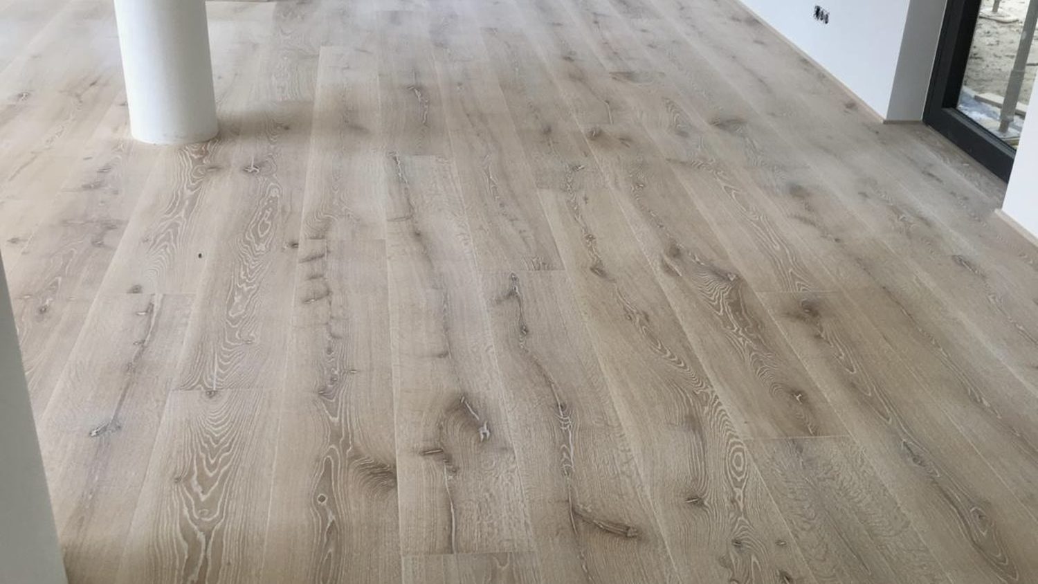 Grande pièce lumineuse avec parquet en chêne large lame
