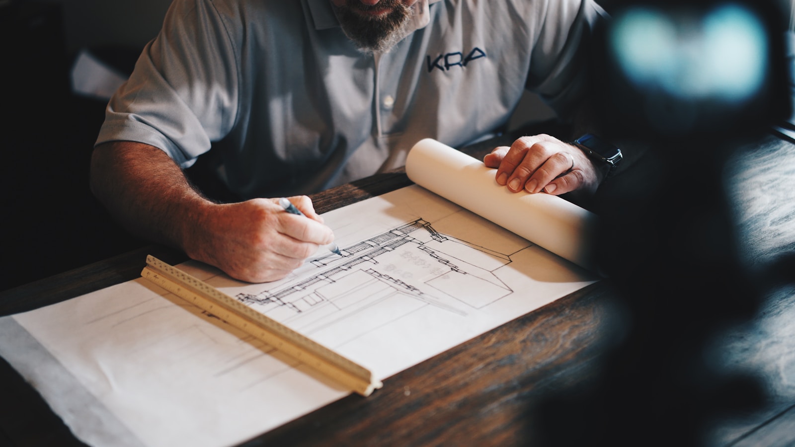 Artisan parqueteur au travail, gros plan sur les outils et le grain du bois