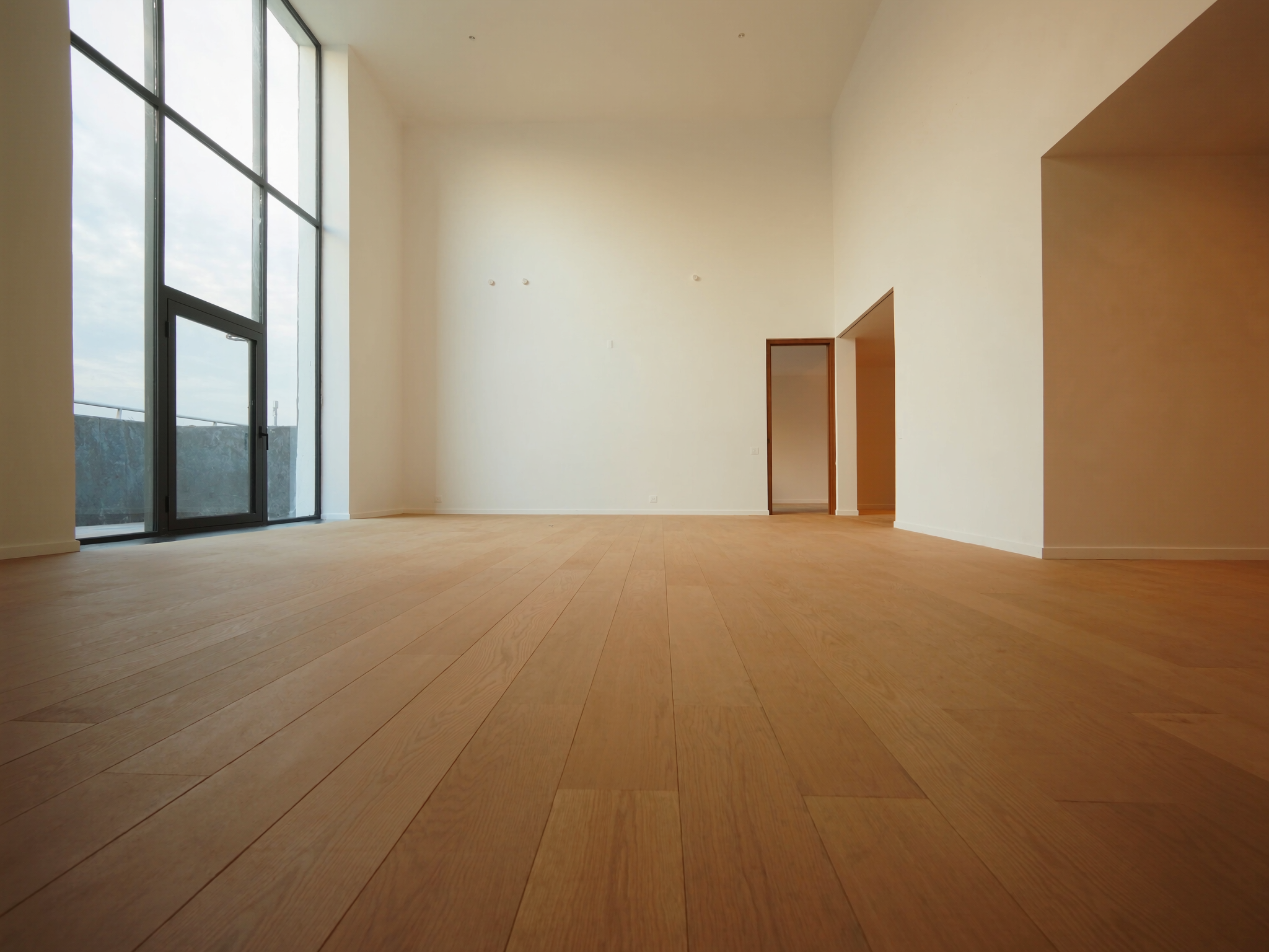 Salon contemporain avec parquet chêne large lame fraîchement posé