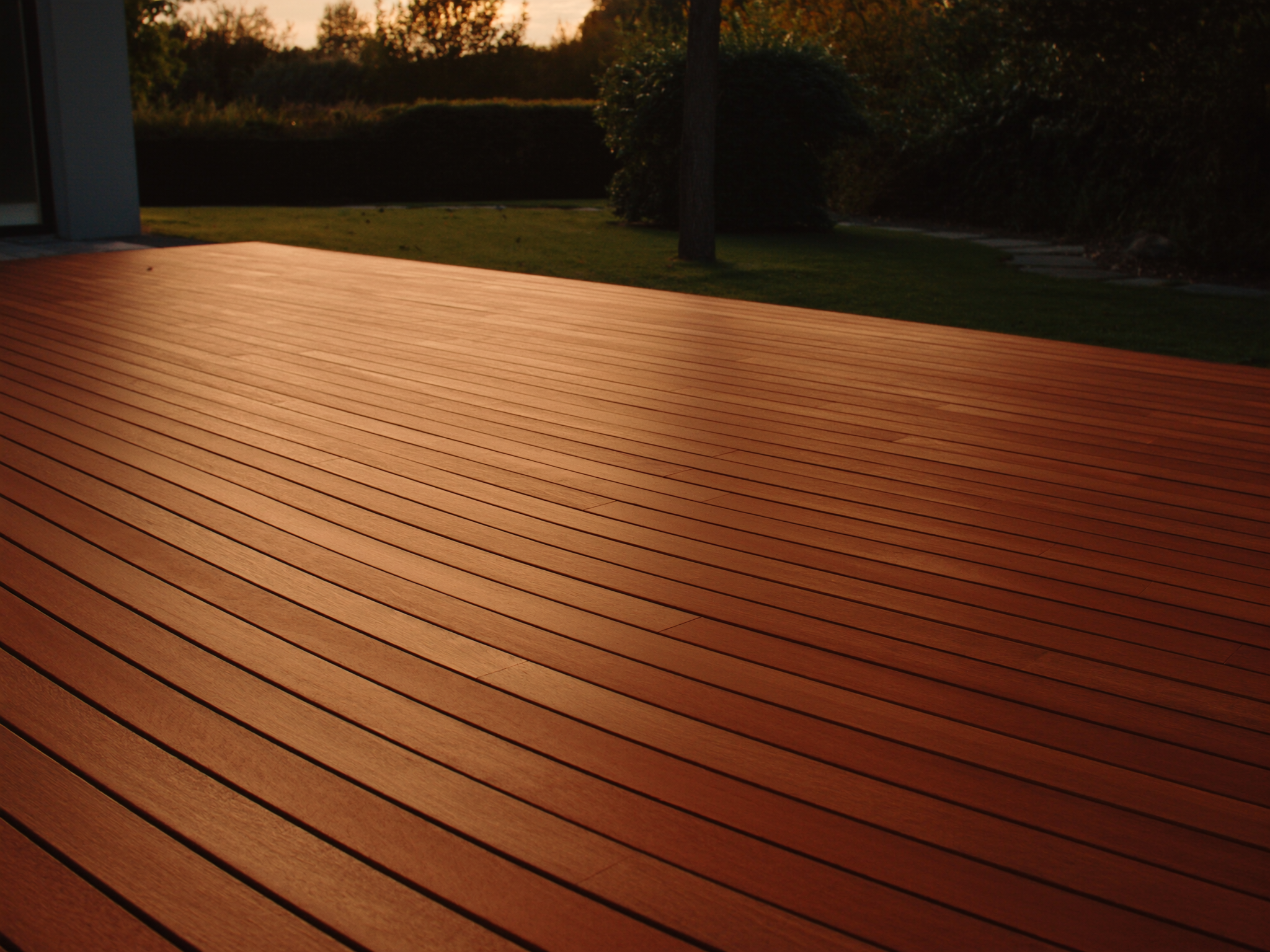 Terrasse extérieure en bois exotique Ipe dans un jardin belge