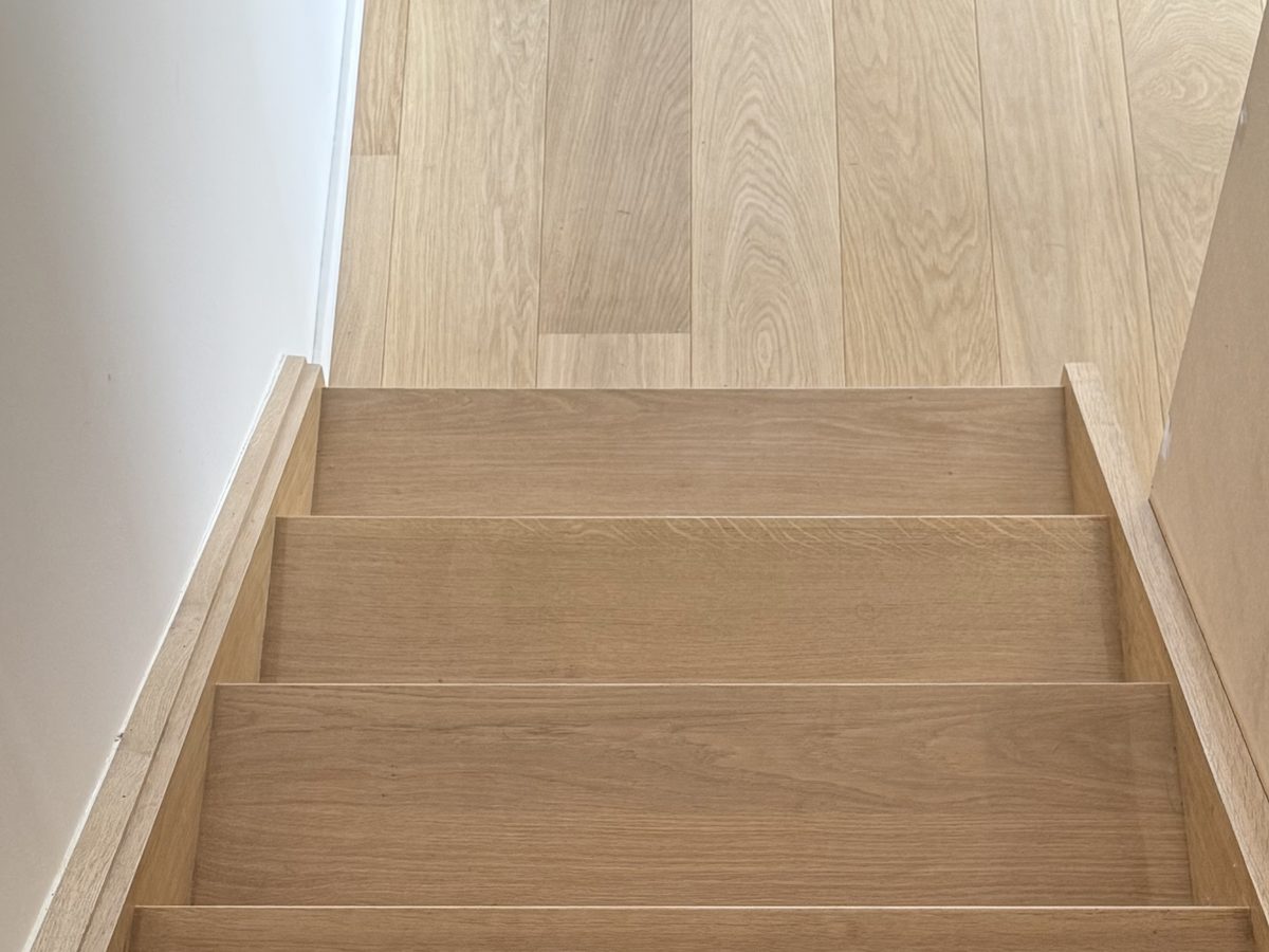 Escalier habillé en chêne clair, marches et contremarches posées