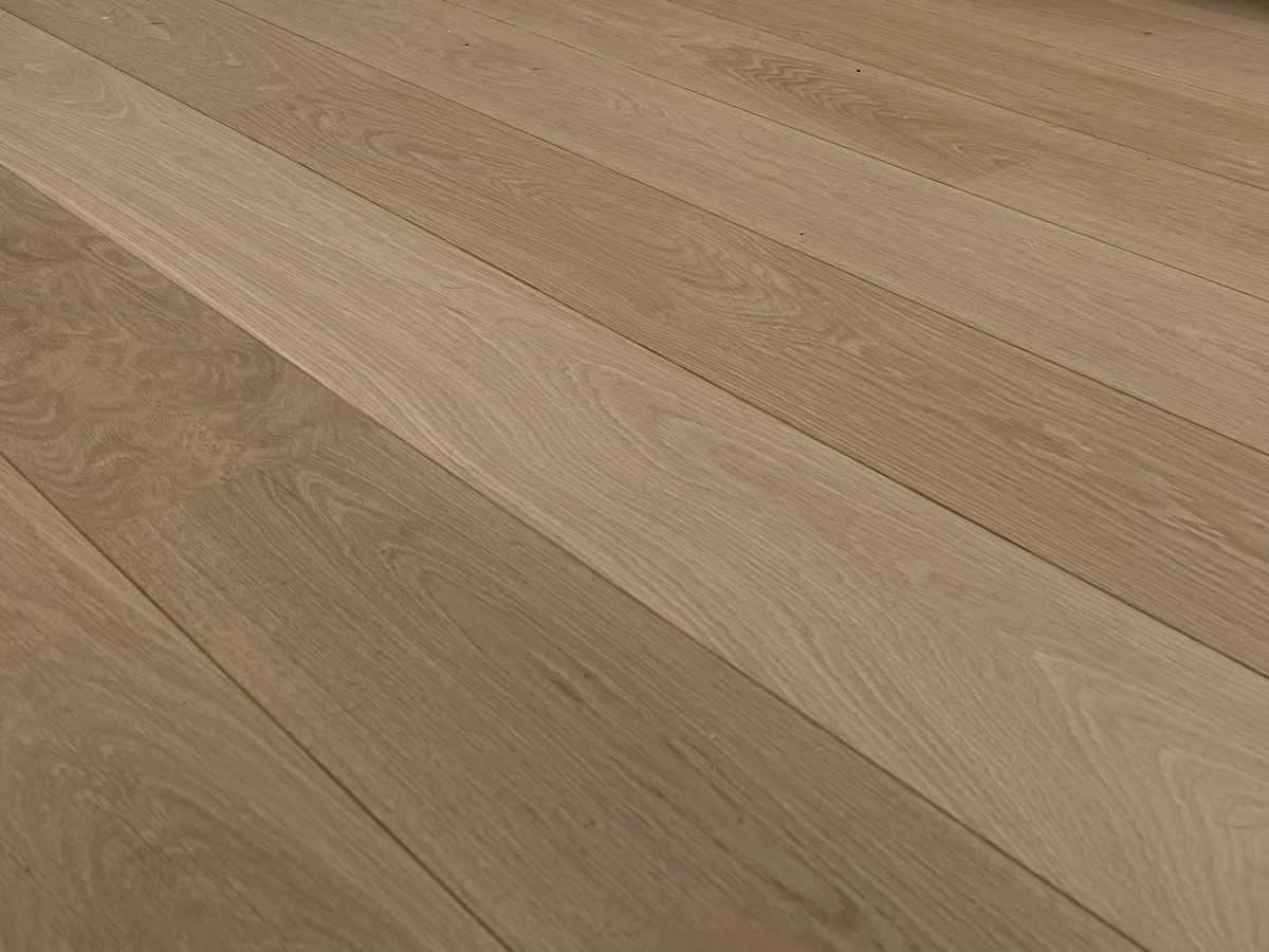 Parquet en chêne clair fraîchement posé, lames larges vues en biais