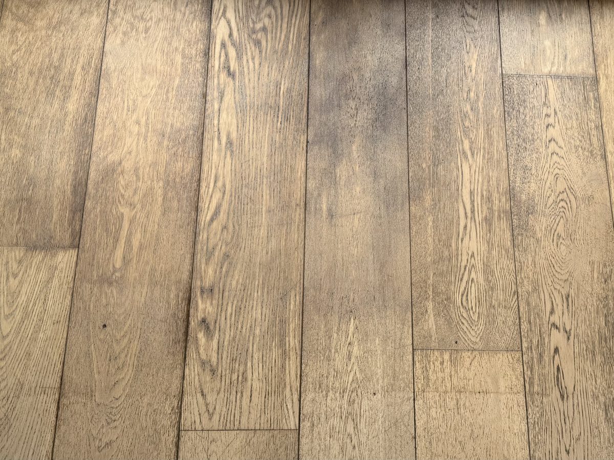 Parquet ancien marqué et taché, avant ponçage et remise en finition